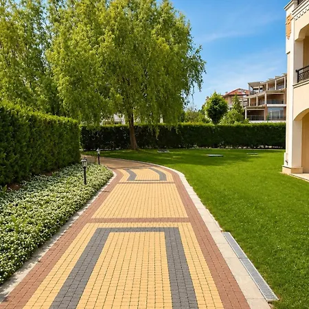 Spacious 4-bedroom Townhouse In Life * デューニ