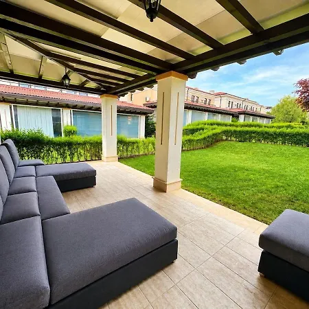 別荘 Spacious 4-bedroom Townhouse In Life