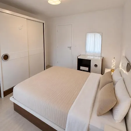 別荘 Spacious 4-bedroom Townhouse In Life デューニ