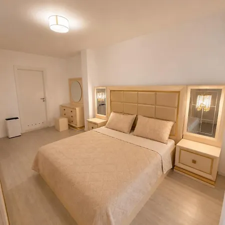 別荘 Spacious 4-bedroom Townhouse In Life デューニ